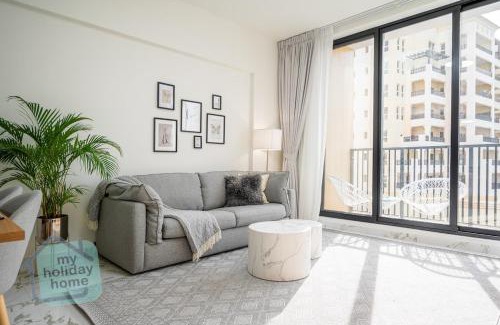 Al Hamra Village Apartamento | Beachfront Luxury 1BR Sea View