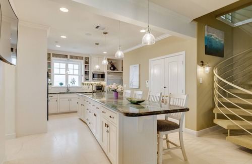 Sands Of Kahala Beach Casa | Beachfront Luxury! Huge Patio & Deck, Dog Friendly & Fenced, Stunning Gulf Views