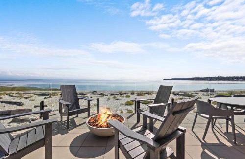 Black Creek Casa | Beachfront Luxury Suite #18 at THE BEACH HOUSE