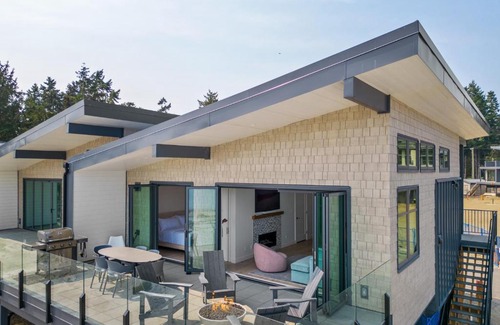 Black Creek Casa | Beachfront Luxury Suite #18 at THE BEACH HOUSE