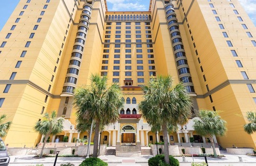 Myrtle Beach Condominio | BEACHFRONT ~ Luxury Hilton Resort~ 100+5 Stars! ~ Tiki Bar Lazy River 8th Floor