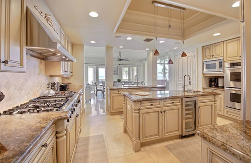 Birch Park Finger Streets Casa | Beachfront Mansion. Ocean Views. Walk to restaurants, shops, park, water taxi…