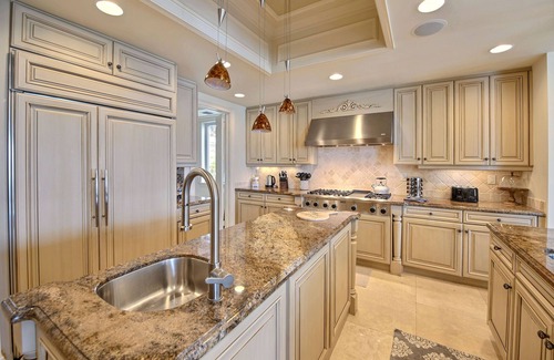 Birch Park Finger Streets Casa | Beachfront Mansion. Ocean Views. Walk to restaurants, shops, park, water taxi…