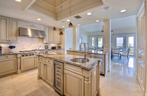 Birch Park Finger Streets Casa | Beachfront Mansion. Ocean Views. Walk to restaurants, shops, park, water taxi…
