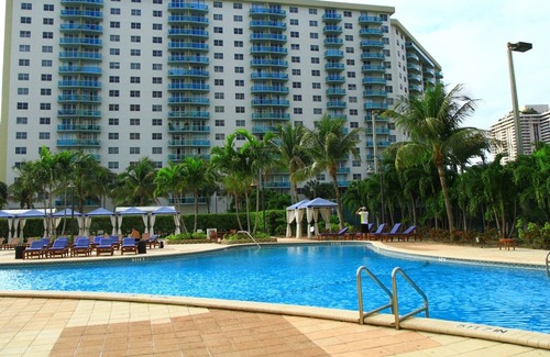 Sunny Isles Beach Apartamento | Beachfront Oasis in Sunny Isles 4BR, Pool & Tennis