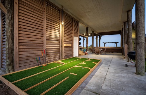 Port Bolivar Casa | Beachfront 4BR Retreat | Tiki Bar, Yard Games & Spectacular Ocean Views