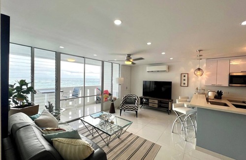 San Juan Apartamento | Beachfront Oceanview 1-bedroom condo with balcony, parking, wifi, AC