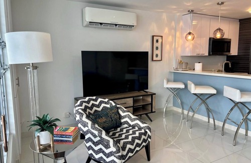 San Juan Apartamento | Beachfront Oceanview 1-bedroom condo with balcony, parking, wifi, AC
