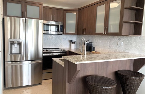 San Juan Apartamento | Beachfront Oceanview 2-suite condo with balcony, AC, WiFi, Pool, Fitness Room