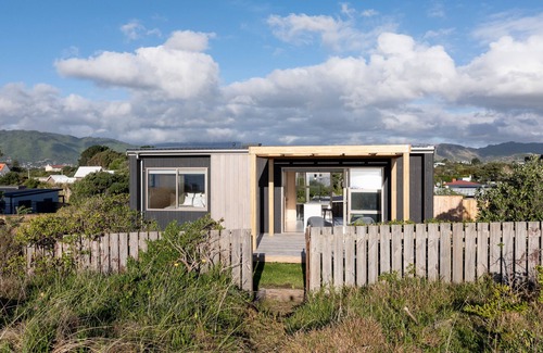 Waikanae Casa | Beachfront, Old Beach Pods - Te Moana