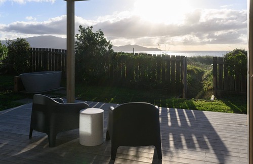 Waikanae Casa | Beachfront, Old Beach Pods - Te Moana