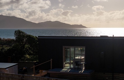 Waikanae Casa | Beachfront, Old Beach Pods - Te Moana