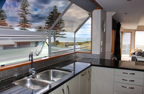 Mount Maunganui Casa | Beachfront on Marine Parade with room for the family