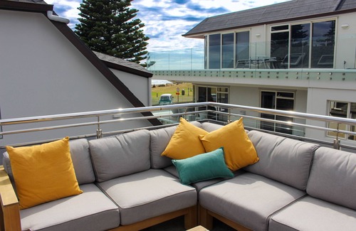 Mount Maunganui Casa | Beachfront on Marine Parade with room for the family