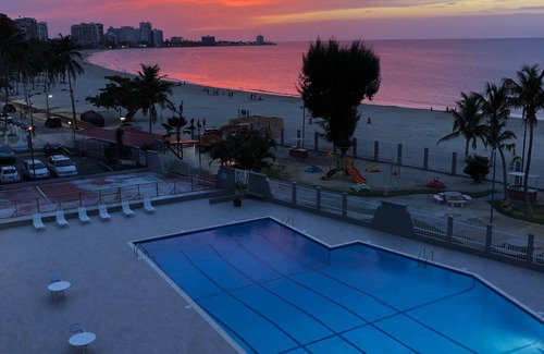 Isla Verde Condominio | Paraíso frente al mar! ~ Sunset panorámica vista al mar cerca de todo ~