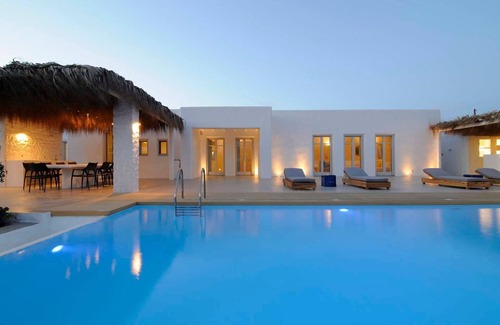 Chrissi Akti Villa | Beachfront Paros Villa | Villa Sandshell | 4 Bedrooms | Direct Access to Beach | Private Swimming Pool | BBQ and Pool Bar | Chrissi Akti