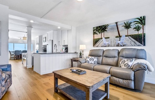 Sunnyside Casa | Beachfront penthouse with Gulf views, pools, beach chairs, saunas & tennis
