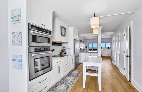Sunnyside Casa | Beachfront penthouse with Gulf views, pools, beach chairs, saunas & tennis