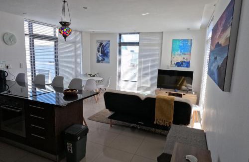 Big Bay Apartamento | Beachfront Penthouse with patio and free parking
