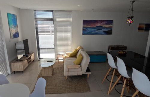 Big Bay Apartamento | Beachfront Penthouse with patio and free parking