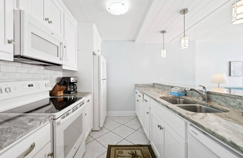 Holiday Beach Apartamento | Beachfront-Pool/Tennis/Pickleball Courts-Tiki Bar-Balcony Views-E1904