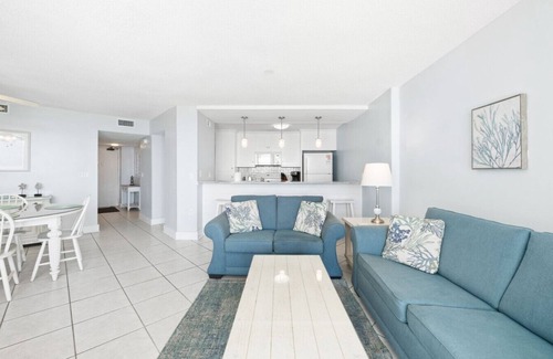 Holiday Beach Apartamento | Beachfront-Pool/Tennis/Pickleball Courts-Tiki Bar-Balcony Views-E1904