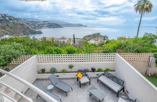 Almunecar Chalet De Esquí | Primera línea de playa, piscina, casa adosada con vistas al mar.