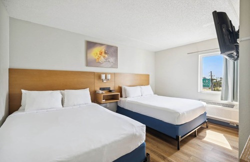 Fort Bay Hotel | Beachfront Premier Suite - Queen/Queen with Kitchen - Split Accommodations - Top
