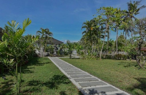 Banjartegehe Villa | Beachfront Private VILLA & POOL