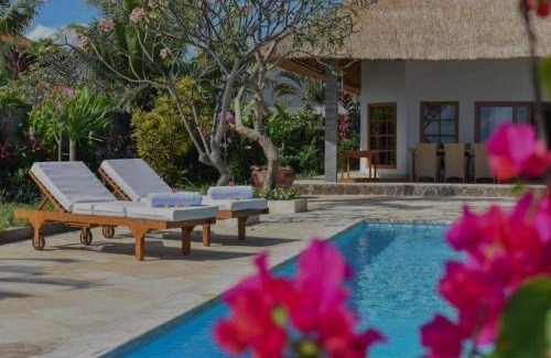 Banjartegehe Villa | Beachfront Private VILLA & POOL
