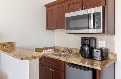 Northeast Virginia Beach Complejo | Beachfront Resort with Ocean Views, Rooftop Pool & Private Balconies