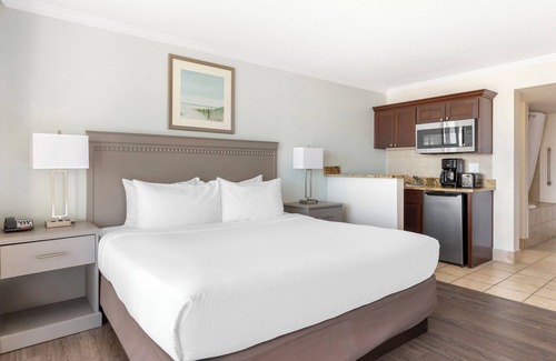 Northeast Virginia Beach Complejo | Beachfront Resort with Ocean Views, Rooftop Pool & Private Balconies