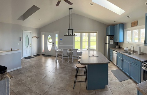 North East Casa | Beachfront Retreat in Wine Country w/ Sunset View!
