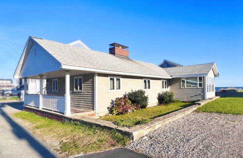 Scituate Casa | Beachfront Scituate Harbor view home short walk to downtown cafes & Lighthouse