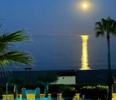 Marina de Casares Apartamento | Beachfront & Sea View Holiday Apartment - Sea, Mountains and City Right in Front of You