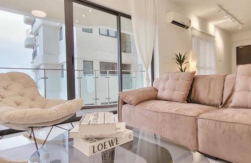 Central District Apartamento | [Beachfront Seaview w Projector] 6-8 Pax, 3 Rooms.