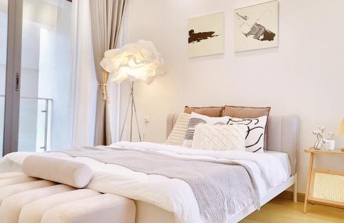 Central District Apartamento | [Beachfront Seaview w Projector] 6-8 Pax, 3 Rooms.