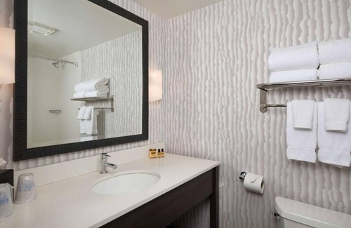 Newport Hotel | Beachfront Stay! Drive Along Highway 101 | Free Parking + Pets Are Allowed