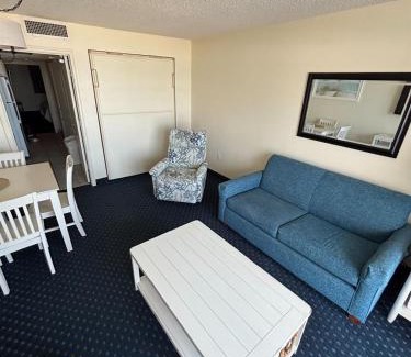 Crescent Beach Apartamento | Beachfront stay w balcony & hot tubs