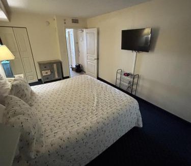 Crescent Beach Apartamento | Beachfront stay w balcony & hot tubs