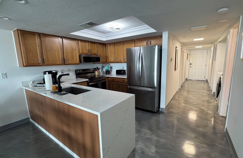 Madeira Beach Condominio | BEACHFRONT- TOP FLOOR - 3 BED/3 BATHnCharming Madeira Beach Condo