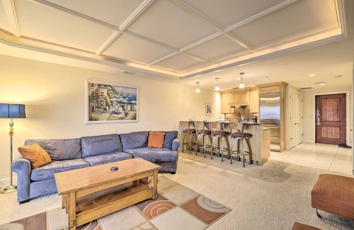 Traverse City Condominio | Beachfront Traverse City Resort Condo w/ Pool