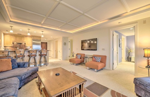 Traverse City Condominio | Beachfront Traverse City Resort Condo w/ Pool