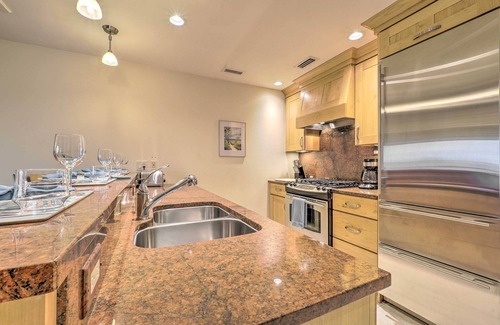 Traverse City Condominio | Beachfront Traverse City Resort Condo w/ Pool
