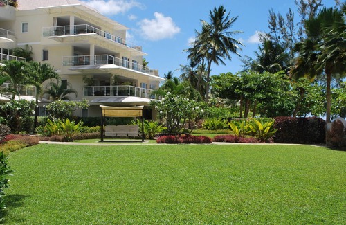 Saint Matthias Condominio | Beachfront Two Bedroom Condo, Onsite Gym, Three Pools and Security
