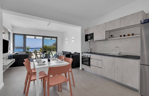 Ratac Apartamento | Beachfront Vacation Apartment in Makarska, 2 Bedrooms, Balcony, Elevator
