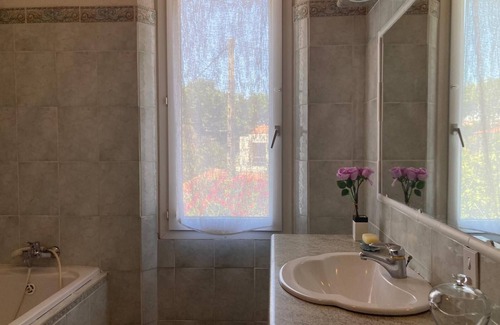 Les Sablettes Villa | Beachfront villa, your private access to the beach.