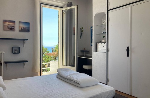 Les Sablettes Villa | Beachfront villa, your private access to the beach.