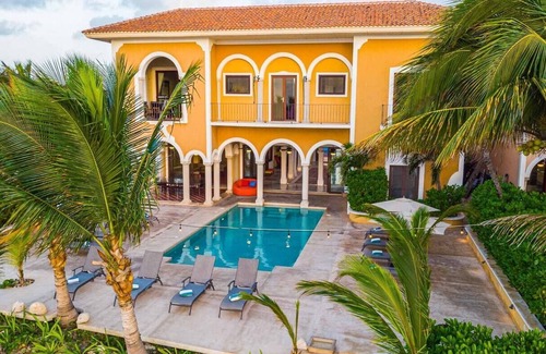 Puerto Aventuras Villa | Beachfront Villa with Tennis Court in Puerto Ave