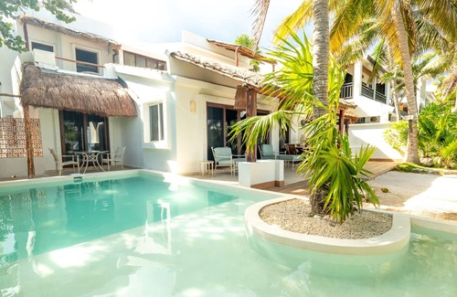 Akumal Villa | Hermosa casa frente a la playa en el sur de la bahía de Akumal con 4 habitaciones.